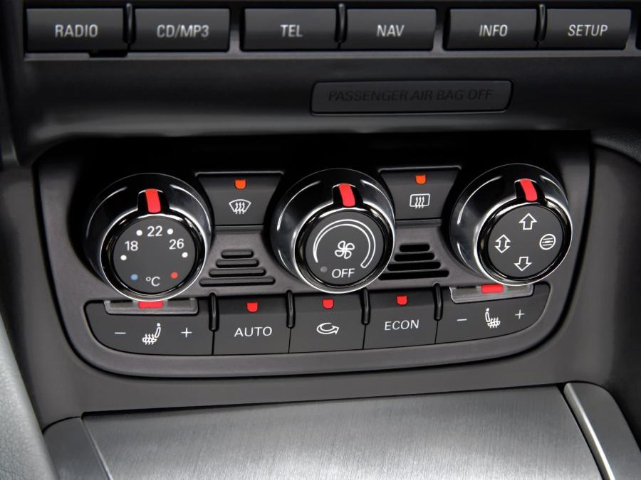 Детали интерьера Audi TT 3.2 Quattro Coupe (8J) 2006 года  (WW) (фото 27 из 77)